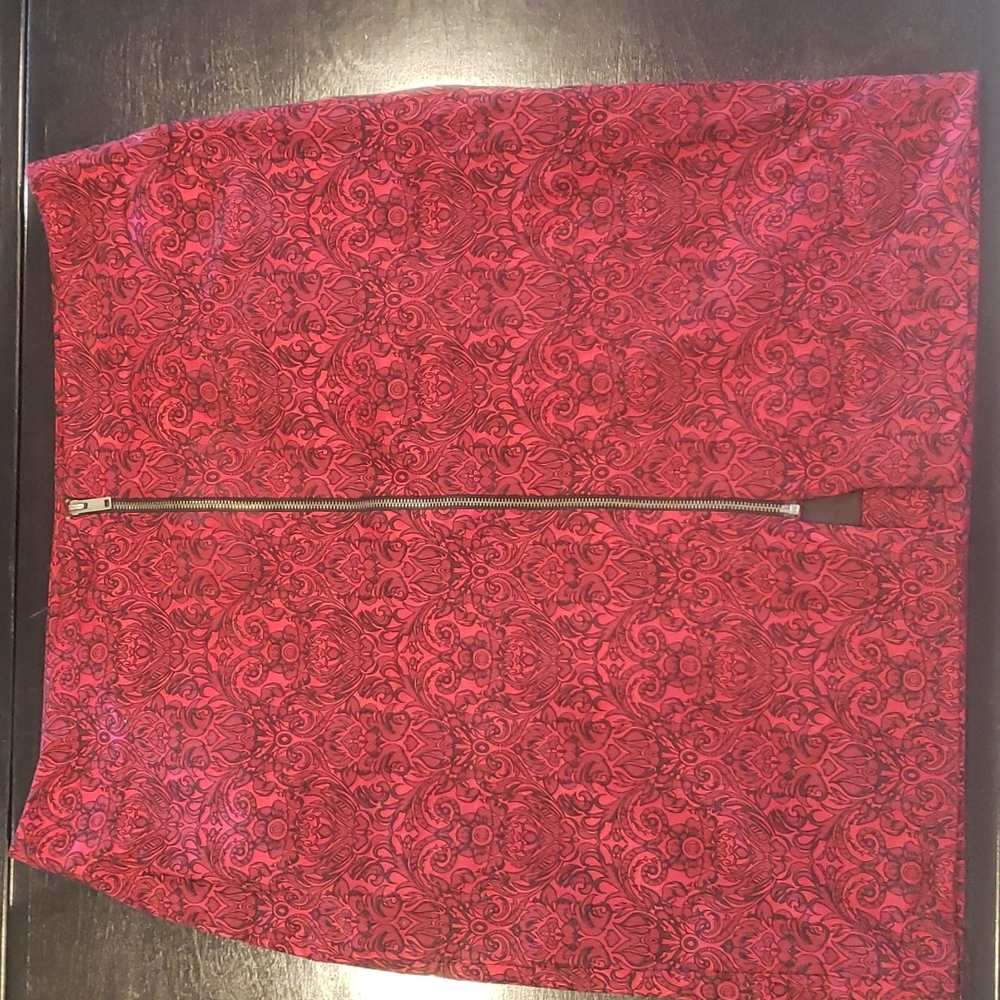 Beautiful Womens Red Tapestry Skirt w/Zipper, size 18W. Nearly new.